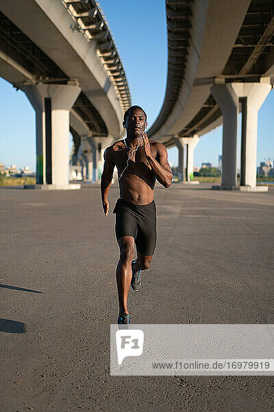 Afroamerikanischer Mann läuft schnell auf der Bahn