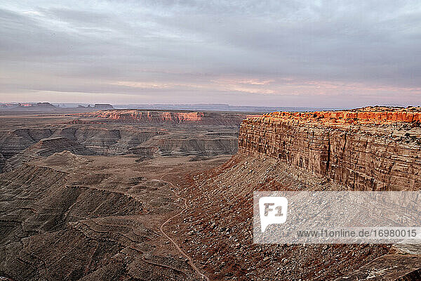 Mesa und Canyon in der abgelegenen Wüste an der Grenze zwischen Utah und Arizona bei Sonnenaufgang