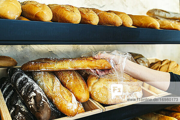 Bäckerin serviert frisches Brot