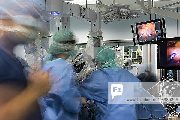 eine Gruppe von Chirurgen ist im Operationssaal beschäftigt