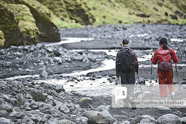 Mutter und Sohn wandern durch eine Schlucht in Island
