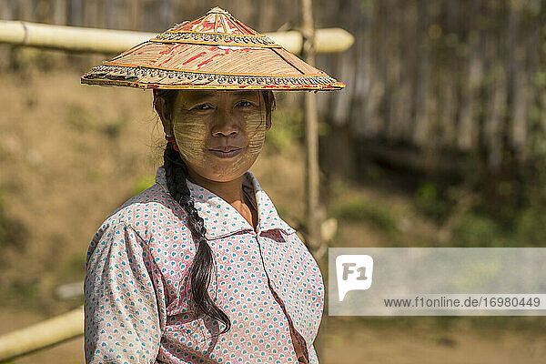 Porträt einer jungen Frau mit Blick in die Kamera in einem kleinen Dorf in der Nähe von