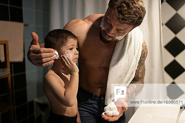 Bärtiger Vater lehrt seinen Sohn  sich zu rasieren