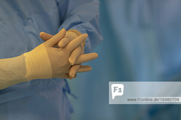 Latexhandschuhe im Operationssaal bei Operationen