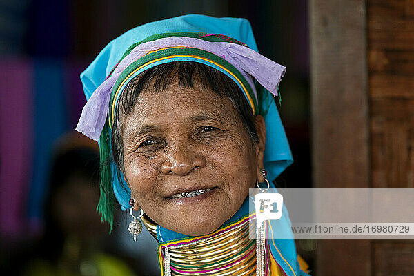 Nahaufnahme einer älteren Kayan-Frau  die traditionelle Halsringe aus Messing trägt  Inle-See  Gemeinde Nyaungshwe  Bezirk Taunggyi  Staat Shan  Myanmar