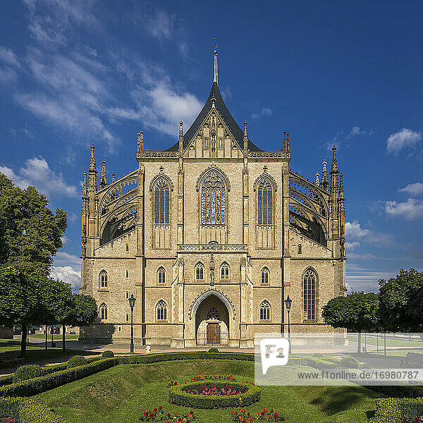 Fassade der Kathedrale der Heiligen Barbara an einem sonnigen Tag  UNESCO  Kutna Hora  Bezirk Kutna Hora  Mittelböhmische Region  Tschechische Republik