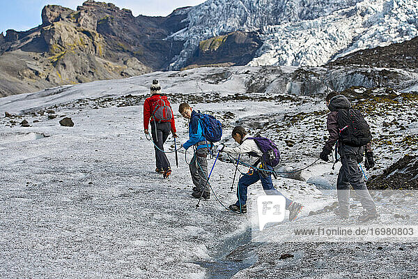 Eine Familie erkundet den Rand des Vatnajokull-Gletschers in Island