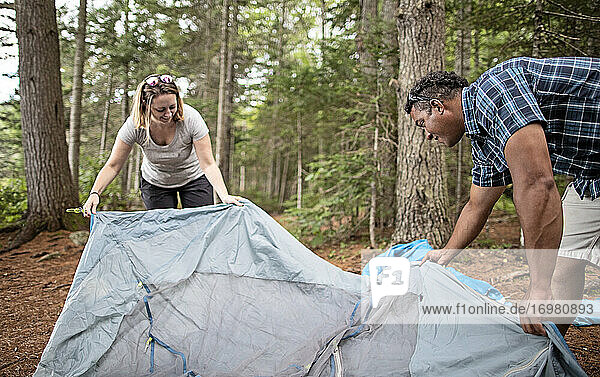 Mehrrassiges Paar schlägt Zelt im Wald auf dem Appalachian Trail  Maine  auf