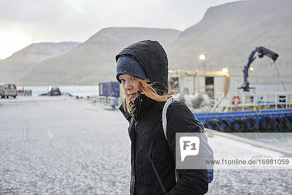 Wanderin auf den Färöer-Inseln  die in die Kamera schaut