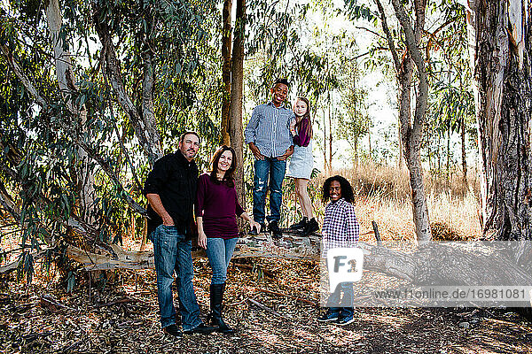 Fünfköpfige Familie posiert für die Kamera im Park in Chula Vista