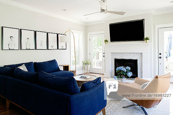 Licht hell luftig Innenraum Familie Zimmer Interieur Haus mit blauen Sofa