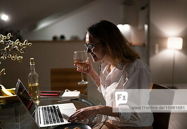 Moderne Geschäftsfrau bei einem Online-Treffen mit Freunden