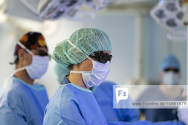 drei Chirurgen befinden sich während der Operation im Operationssaal