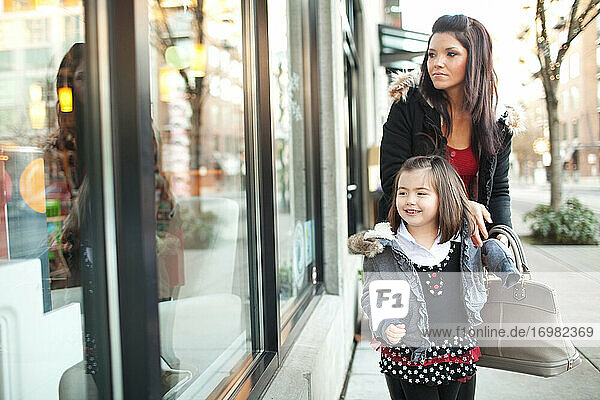 Mutter und Tochter beim Schaufensterbummel in der Stadt