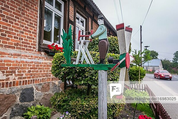 Vom Wind bewegte hölzerne Gartendekoration im Dorf Lesno  Kreis Chojnice in der Region Kaschubei der Woiwodschaft Pommern in Polen.