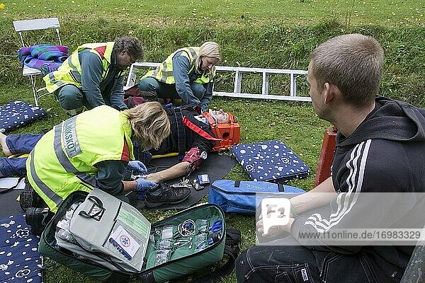 Ein Krankenwagen nimmt eine verletzte Person auf. Schweden.