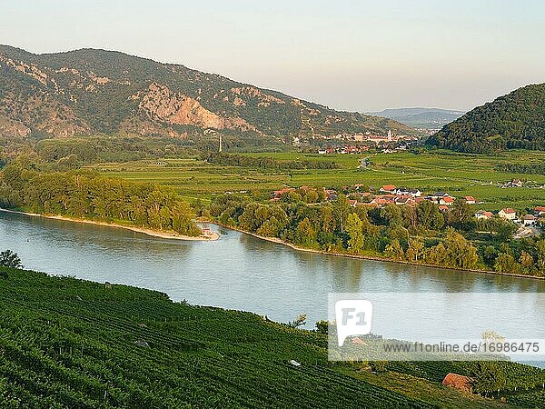 Die historische Stadt Dürnstein liegt im Weinanbaugebiet Wachau. Die Wachau ist als UNESCO-Welterbe gelistet. Europa,  Österreich,  Niederösterreich.