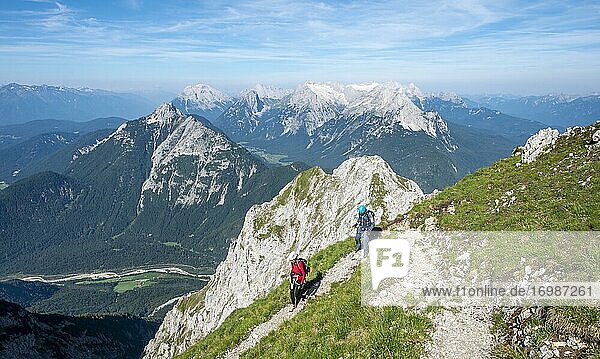 Bergsteiger beim Wandern  Mittenwalder Höhenweg  Ausblick auf Isartal und Bergpanorama  Karwendelgebirge  Mittenwald  Bayern  Deutschland  Europa