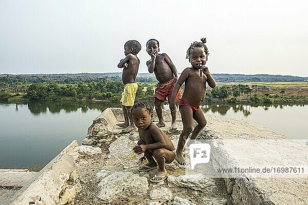 Einheimische Kinder  Massangano  Cuanza Norte  Angola  Afrika