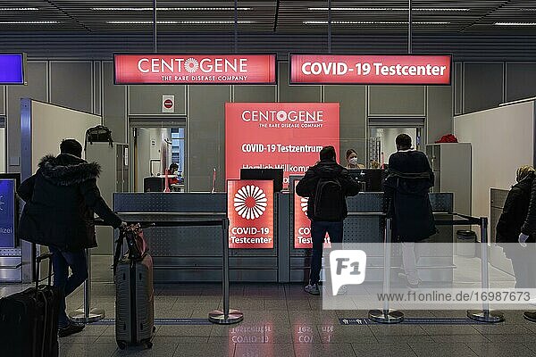 Corona-Test  Centogene Covid-19 Testzentrum in der Abflughalle am Flughafen Düsseldorf  Nordrhein-Westfalen  Deutschland  Europa