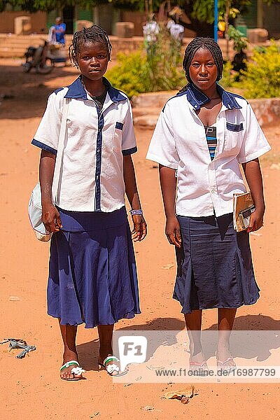 Zwei afrikanische Schülerinnen in Schuluniform  Bobo-Dioulasso  Burkina Faso  Afrika