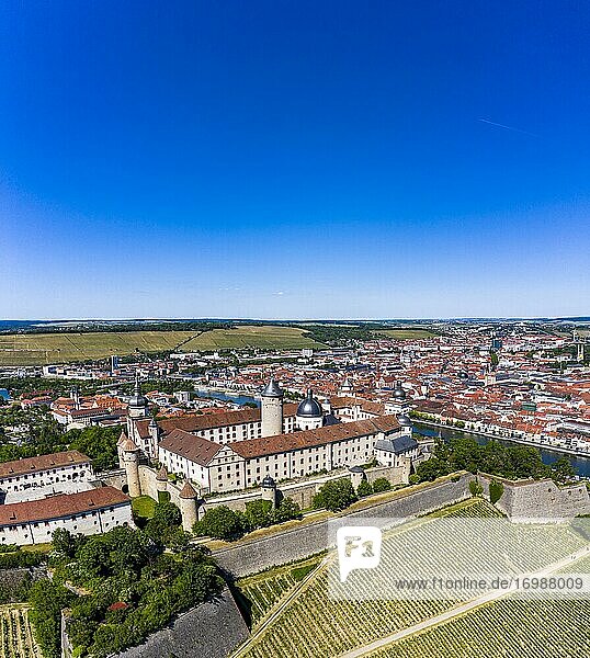 Luftaufnahme  Festung Marienberg mit Main und Altstadt  Würzburg  Unterfranken  Franken  Bayern  Deutschland  Europa