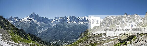 Wanderin blickt auf Grand Balcon Nord  Grandes Jorasses und Mont-Blanc-Massiv  Chamonix-Mont-Blanc  Haute-Savoie  Frankreich  Europa