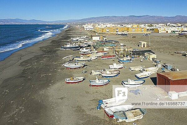 Fischerboote und Fischerhütten am Strand von San Miguel de Cabo de Gata  Luftaufnahme  Drohnenaufnahme  Naturschutzgebiet Cabo de Gata-Nijar  Provinz Almeria  Andalusien  Spanien  Europa