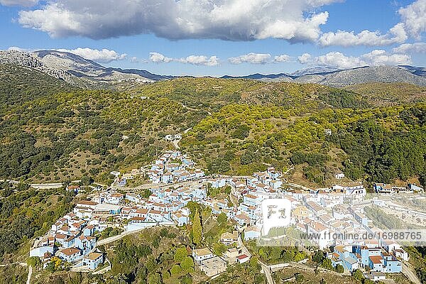 Júzcar  die Häuser wurden für die Dreharbeiten des Films Die Schlümpfe blau gestrichen  Drohnenaufnahme  Serranía de Ronda  Provinz Málaga  Andalusien  Spanien  Europa