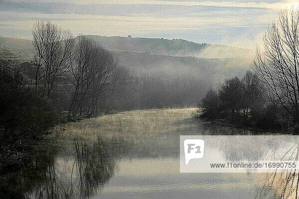 Eine neblige und gefrorene Winterdämmerung am Fluss Sabor  im Dorf Gimonde  Portugal.