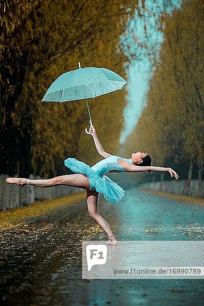 Die junge Frau mit einem Regenschirm tanzen Ballett