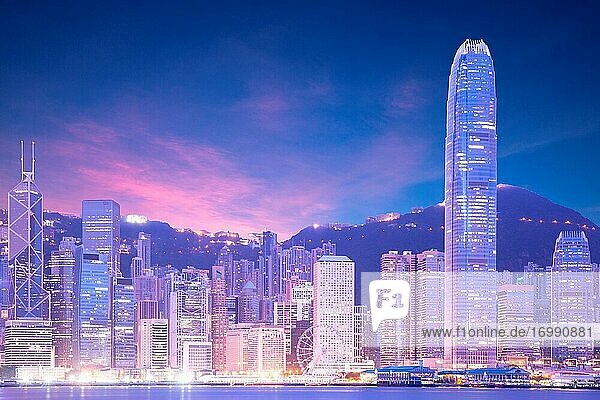 Hongkongs nächtliche Szene im Victoria-Hafen