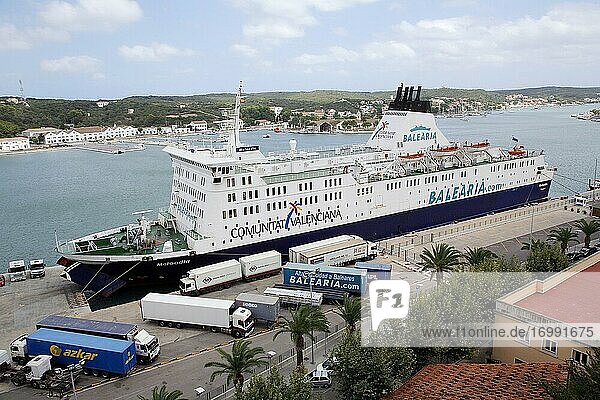 Die in Estland registrierte Fähre Melodia im Hafen von Mahon stößt Abgase aus einem lauten Motor aus  mitten in der Stadt  Menorca. Spanien.