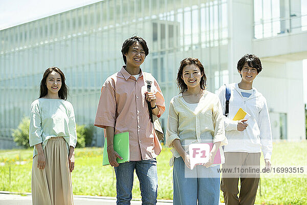 Japanische Universitätsstudenten auf dem Campus