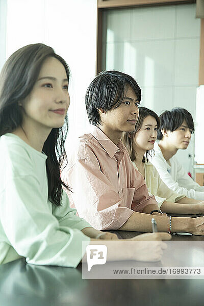 Japanische Universitätsstudenten im Klassenzimmer
