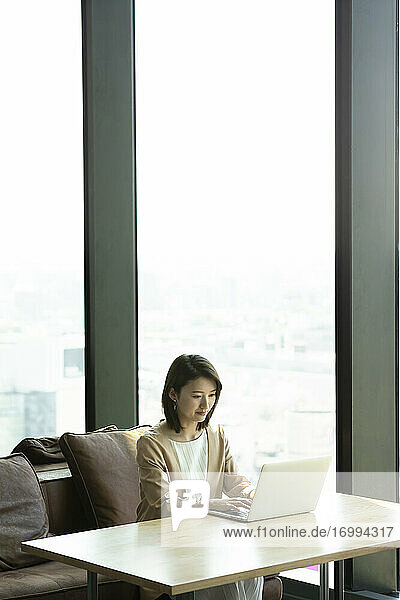 Japanische Geschäftsfrau im Büro