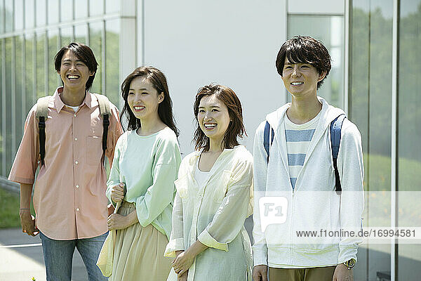 Japanische Universitätsstudenten auf dem Campus