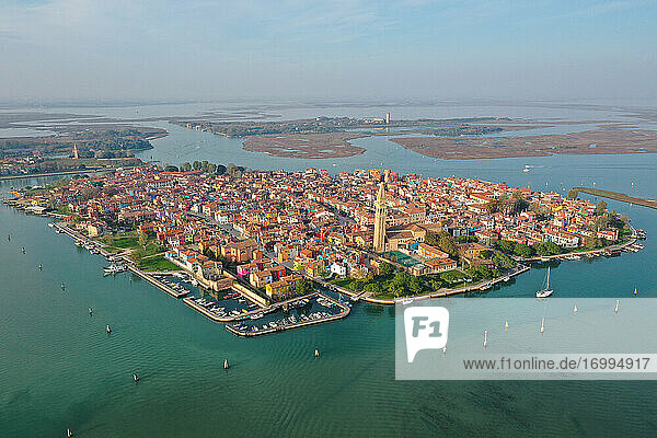 Luftaufnahme der Insel Burano mit der Insel Torcello im Hintergrund  Lagune von Venedig  UNESCO-Weltkulturerbe  Venetien  Italien  Europa