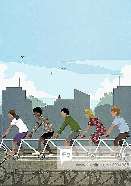 Diverse Freunde fahren Tandem Fahrrad in der Stadt