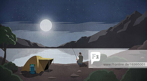 Mondlicht über einem Mann  der auf einem abgelegenen Campingplatz am See angelt