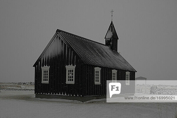Ruhige einfache verschneite Kirche  Budir  Island