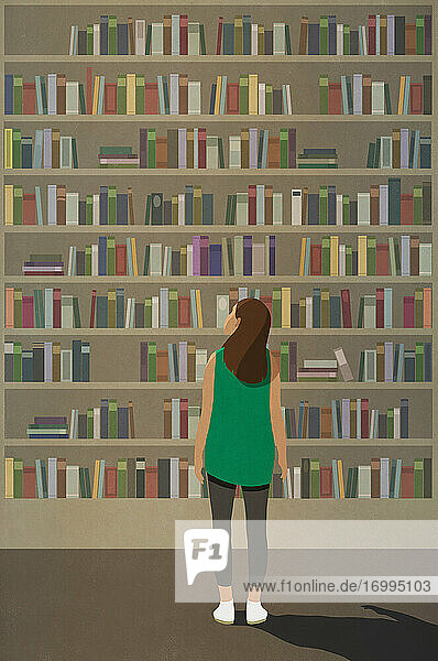 Neugierige Frau steht vor hoch aufragendem Bücherregal