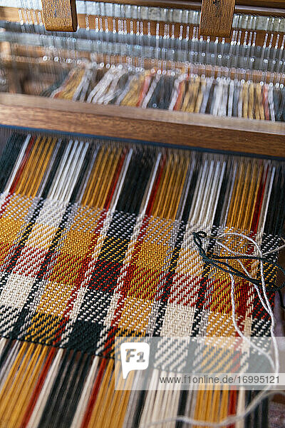 Plaid pattern forming on loom
