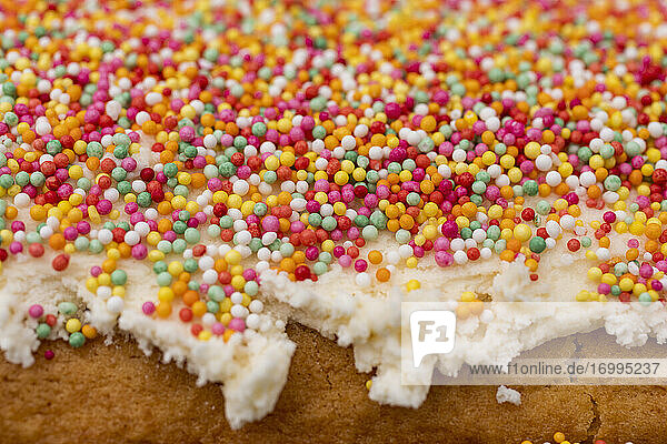 Close up multicolor Sprinkles auf Kuchen Zuckerguss