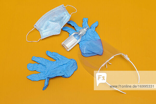 Schutzmaske  Handschuhe  Handdesinfektionsmittel und Schutzbrille