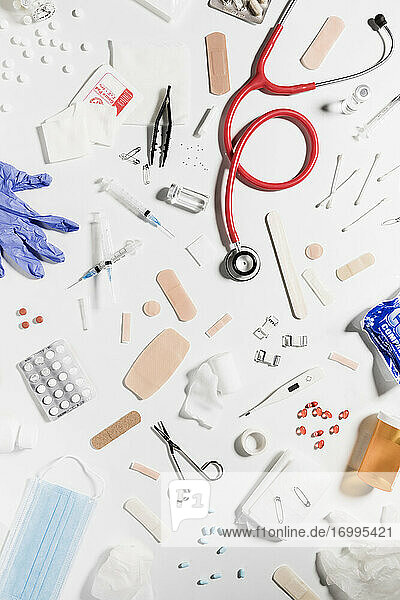 Vielfalt der medizinischen Versorgung auf weißem Hintergrund