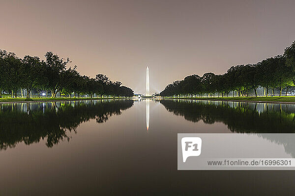 USA  Washington DC  Washington Monument spiegelt sich im Lincoln Memorial Reflecting Pool bei Nacht