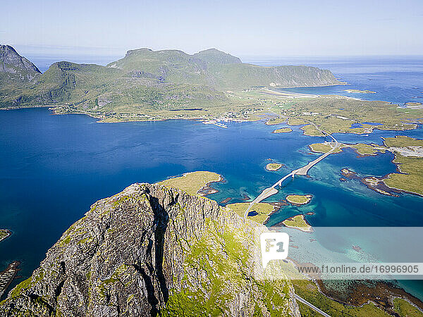Landschaft mit vom Meer umgebenen Inseln am Volandstinden  Lofoten  Norwegen