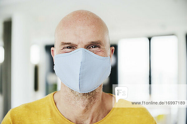 Mann mit Gesichtsschutzmaske