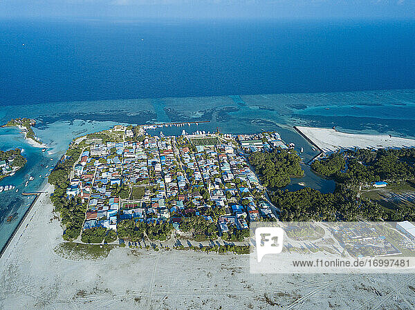 Malediven  Kaafu Atoll  Luftaufnahme des Dorfes auf der Insel Huraa
